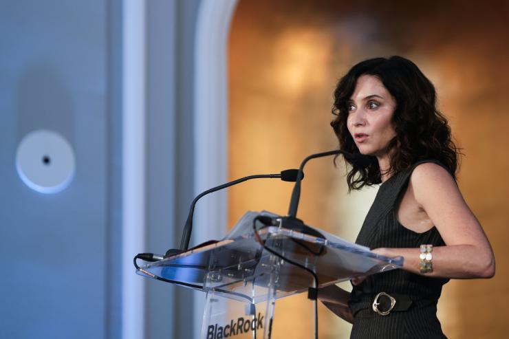 Cumplirá o se arriesgará a la justicia: El ultimátum del Gobierno a Ayuso por el registro de objetores al aborto