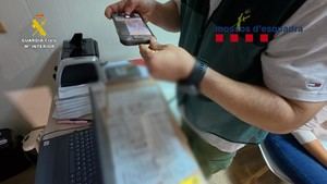 Desmantelan una red que suministraba material para cultivos ilegales de marihuana