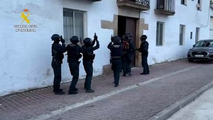 Desmantelada una red que falsificaba permisos de residencia y trabajo en Navarra