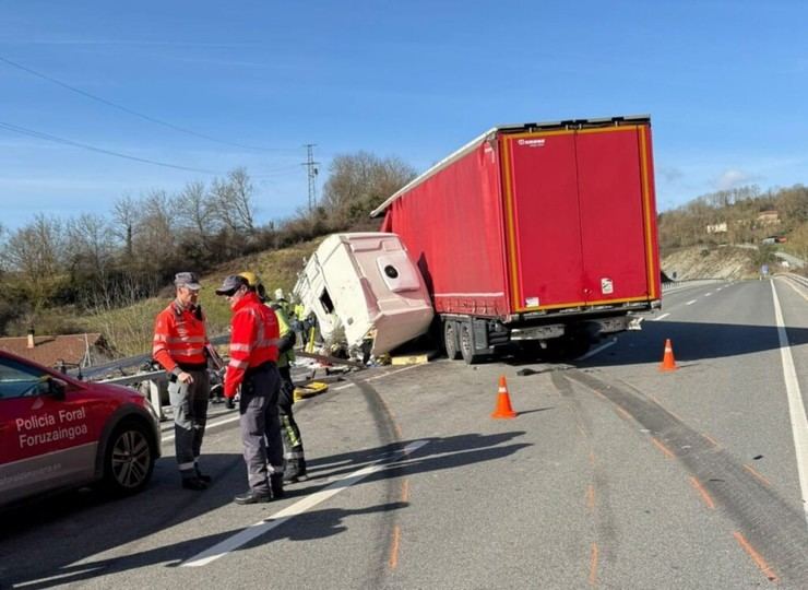 Colisión de camiones en Anue deja dos heridos