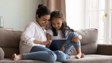 Casi todas las familias españolas controlan las compras online de sus hijos adolescentes