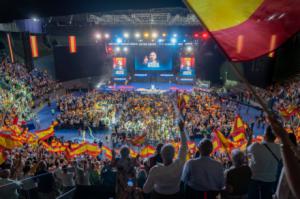 El acto de Vox destaca por la ausencia de líderes clave y ataques a Feijóo y al 