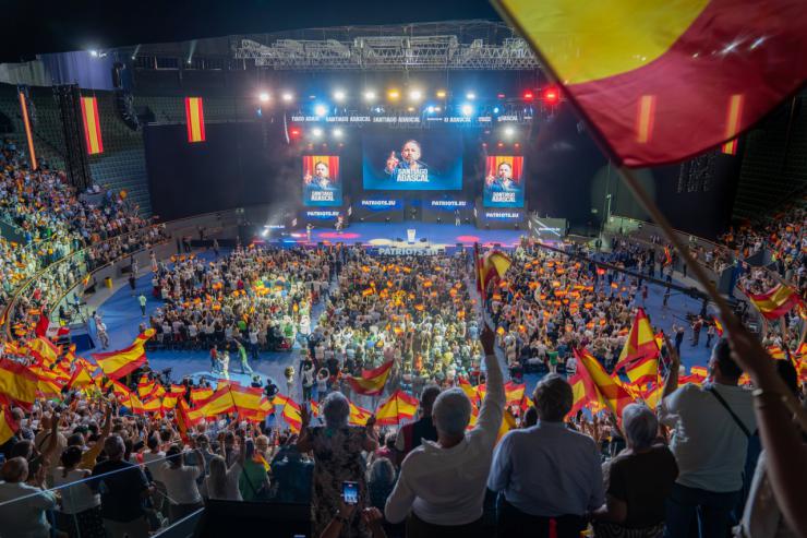 El acto de Vox destaca por la ausencia de líderes clave y ataques a Feijóo y al 'chulo de putas' de Sánchez