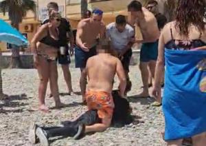 La imagen del día: A la vergonzosa caza del migrante tras la llegada de una patera a Granada