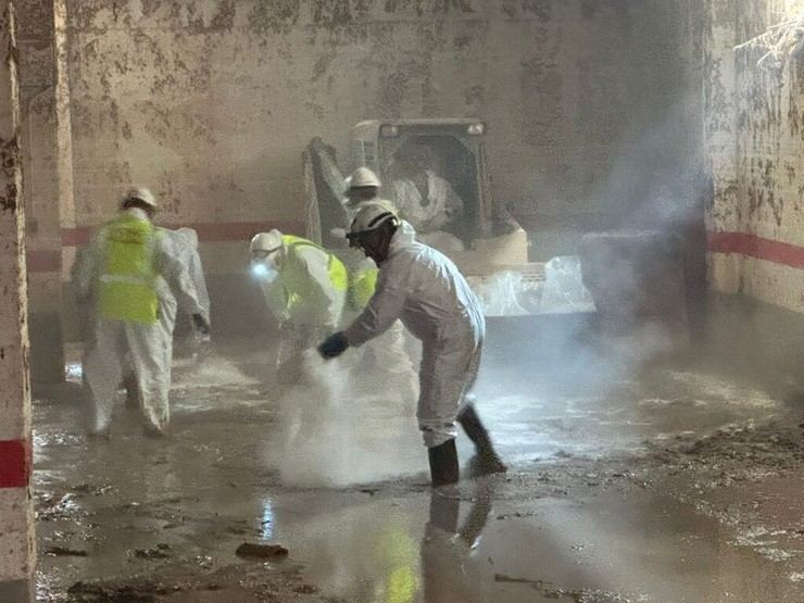 CSIC utiliza materiales espesantes para limpiar lodo en garajes tras inundaciones en Valencia