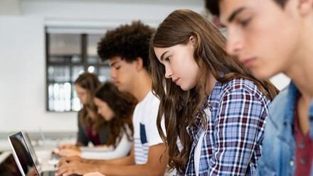 El Gobierno destina 1.325 millones a becas universitarias, un aumento del 3,4%