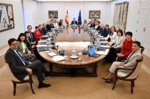 El Gobierno presenta medidas para frenar el aumento de precios de luz y gasolina por la guerra en Irán