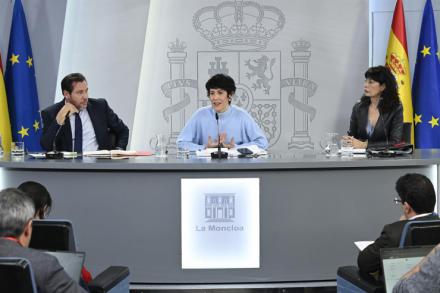 El Gobierno presenta una polémica propuesta para regularizar a migrantes en España