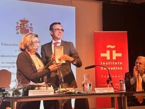 Vida Manso recibe la Cruz de Alfonso X el Sabio por su labor cultural en Francia