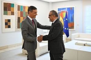 Sánchez y el director de la OMS discuten los retos del sistema sanitario global