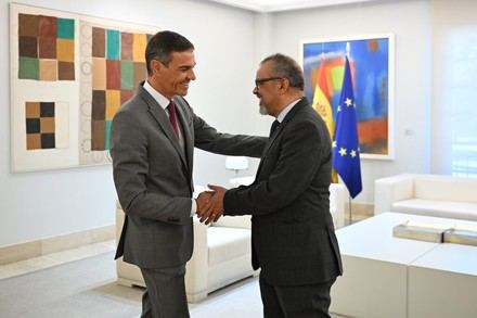 Sánchez y el director de la OMS discuten los retos del sistema sanitario global
