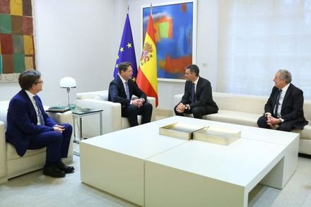 Sánchez y Källenius discuten la transición verde en el sector automotriz europeo