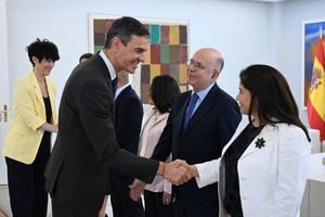Sánchez dialoga en Moncloa con migrantes regularizados y organizaciones del sector
