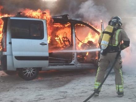 Incendio de vehículo frente a un restaurante en Molina de Segura es extinguido por bomberos
