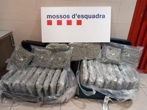 Detienen a un hombre de 74 años con 50 kg de marihuana en el aeropuerto del Prat