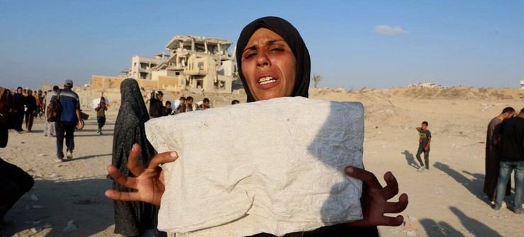 Desesperación en Gaza: Mujeres arriesgan sus vidas para alimentar a sus hijos en medio del caos
