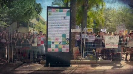 Estudiantes de Valencia exigen la dimisión de Mazón en protesta masiva