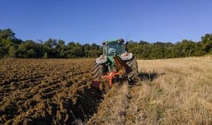 Hombre muere al volcar su tractor en Alcalá de Guadaíra