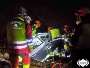 Un hombre muere tras caer su coche a la vía del tren en Corvera de Asturias