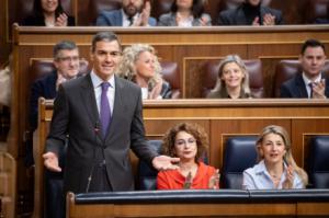 Feijóo pide más desclasificaciones a un Sánchez que le acusa de leer 