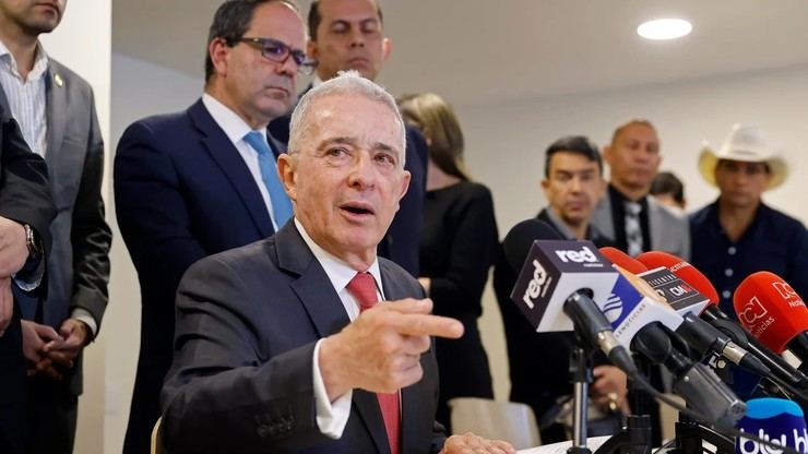 La justicia colombiana libera al expresidente Álvaro Uribe tras anular su condena