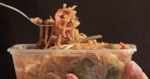 Greenpeace advierte sobre los riesgos de microplásticos en alimentos para microondas