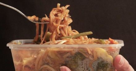 Greenpeace advierte sobre los riesgos de microplásticos en alimentos para microondas