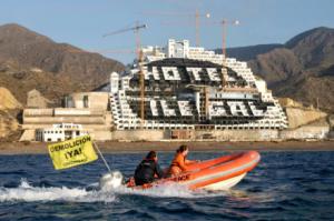 Greenpeace denuncia que el hotel de El Algarrobico sigue en terrenos urbanizables