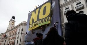 Greenpeace despliega pancarta gigante en Madrid exigiendo paz y fin de la guerra