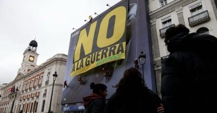 Greenpeace despliega pancarta gigante en Madrid exigiendo paz y fin de la guerra