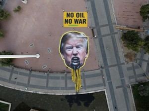 Greenpeace exhibe una pancarta de Trump vomitando petróleo para exigir el fin de los combustibles fósiles
