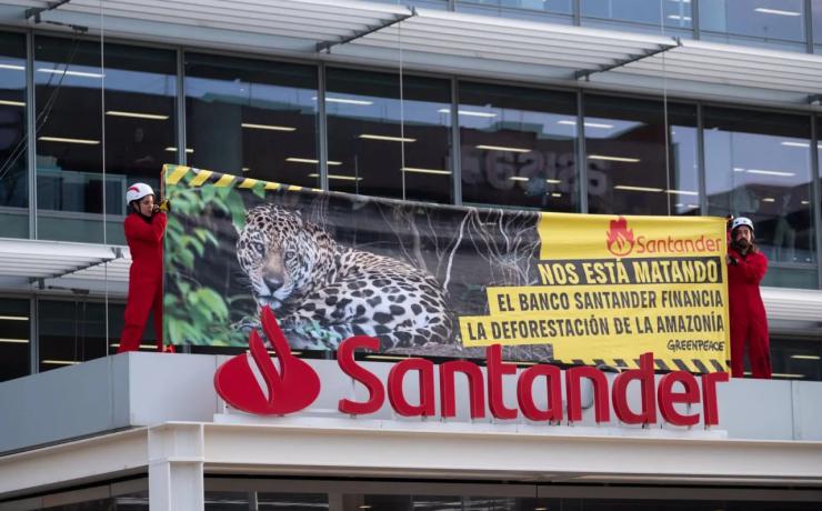 Greenpeace protesta en 17 ciudades contra el Banco Santander por su papel en la deforestación de la Amazonía