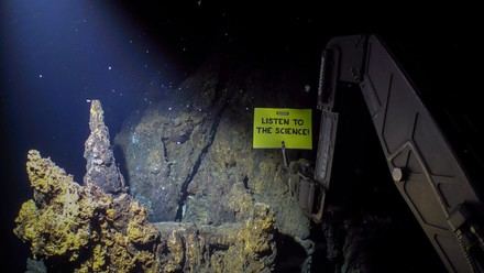 Greenpeace protesta a 2.300 metros de profundidad en el Ártico por la ciencia y los océanos