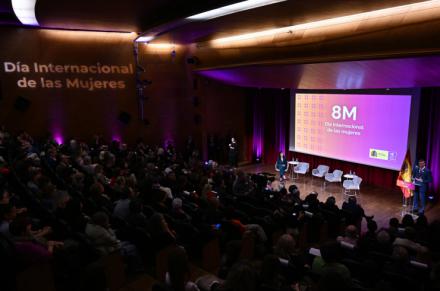 Gritos de 'no a la guerra' en el acto del Día de la Mujer tras la respuesta de Sánchez a Trump