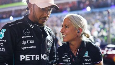 Hamilton regresa con su exentrenadora Cullen al iniciar su aventura en Ferrari