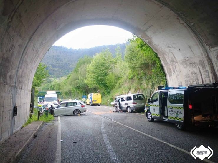 Once heridos en un choque de coches en Piloña