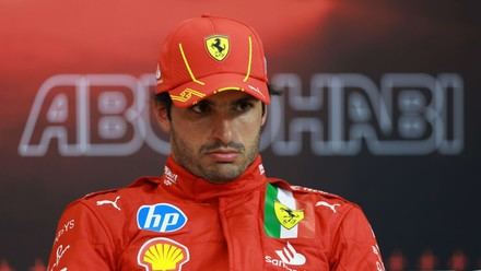 Sainz expresa su dolor por ser reemplazado en Ferrari por Hamilton
