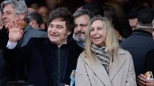 Karina Milei huye de un acto electoral tras disturbios en Argentina