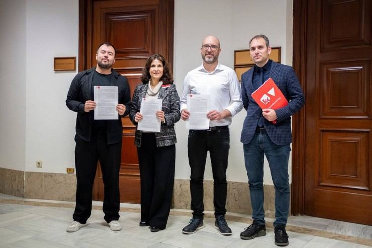 IU propone en el Congreso prohibir la alimentación forzada de animales para el foie gras