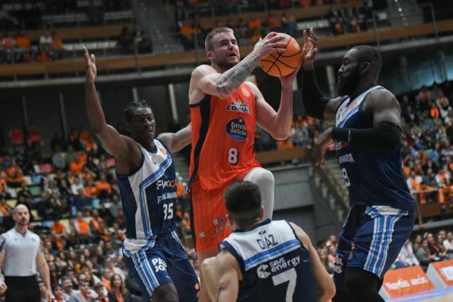 Leyma Coruña se consagra como el único líder invicto tras vencer a Fuenlabrada