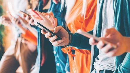 Estudio revela que la adicción a redes sociales deteriora la salud mental en España