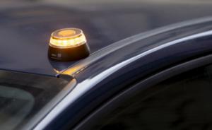 La DGT advierte sobre la obligatoriedad de la baliza V-16 para señalizar accidentes a partir de 2026