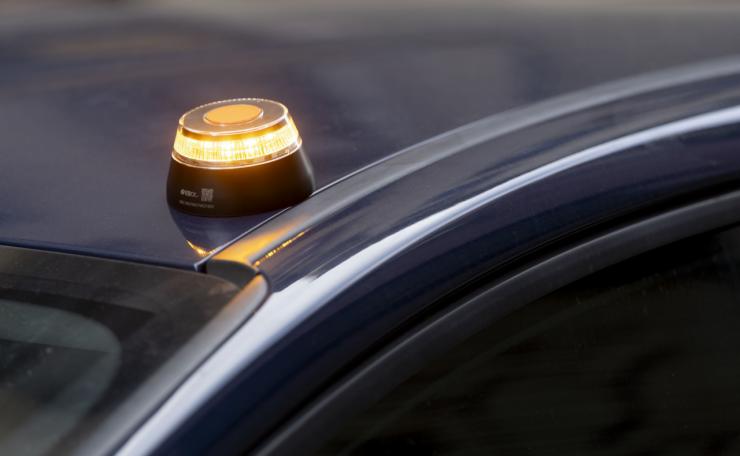 La DGT advierte sobre la obligatoriedad de la baliza V-16 para señalizar accidentes a partir de 2026