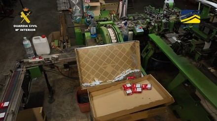 Desmantelan seis fábricas ilegales de tabaco en España y detienen a 50 personas