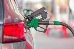 El Gobierno prohíbe la publicidad de vuelos cortos y combustibles fósiles en nueva ley de consumo