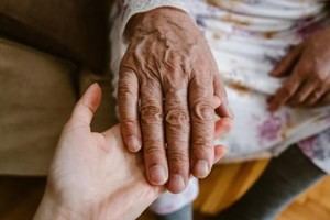 La lista de espera para la dependencia disminuye un 21% en el último año