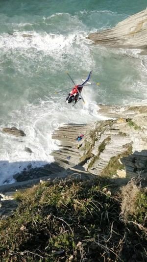 Rescatan a varias personas en Euskadi por incidentes en Mutriku, Valdegobia y Zumaia