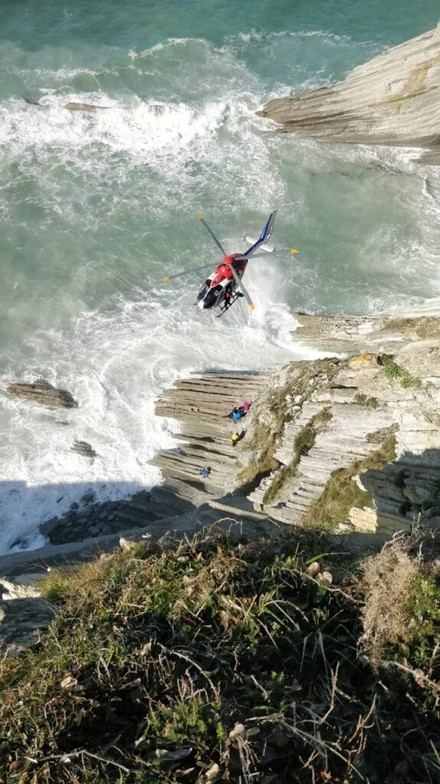 Rescatan a varias personas en Euskadi por incidentes en Mutriku, Valdegobia y Zumaia