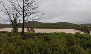 Técnicos de emergencia drenan el embalse Monte Félix-Toril para reducir la presión del muro