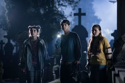 'Los Muértimer' lanza tráiler: Misterio y humor a la española en un cementerio